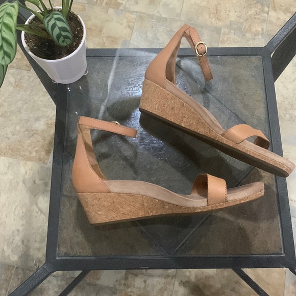 UGG ‘EMILIA’ LEATHER ANKLE STRAP CORK WEDGE SANDALS - Picture 3 of 10